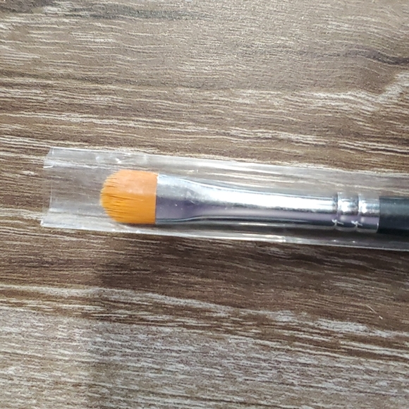 Younique Cream Shadow Brush - Picture 3 of 3